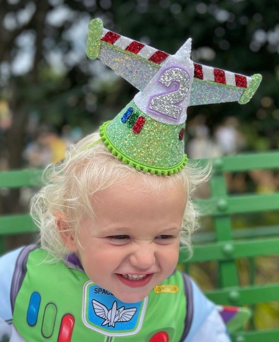 Buzz Theme cone hat in green and white
